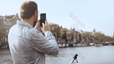 4K欧洲游客在桥上拍照。 智能<strong>手机摄影</strong>。 有自行车的成人休闲旅行者。